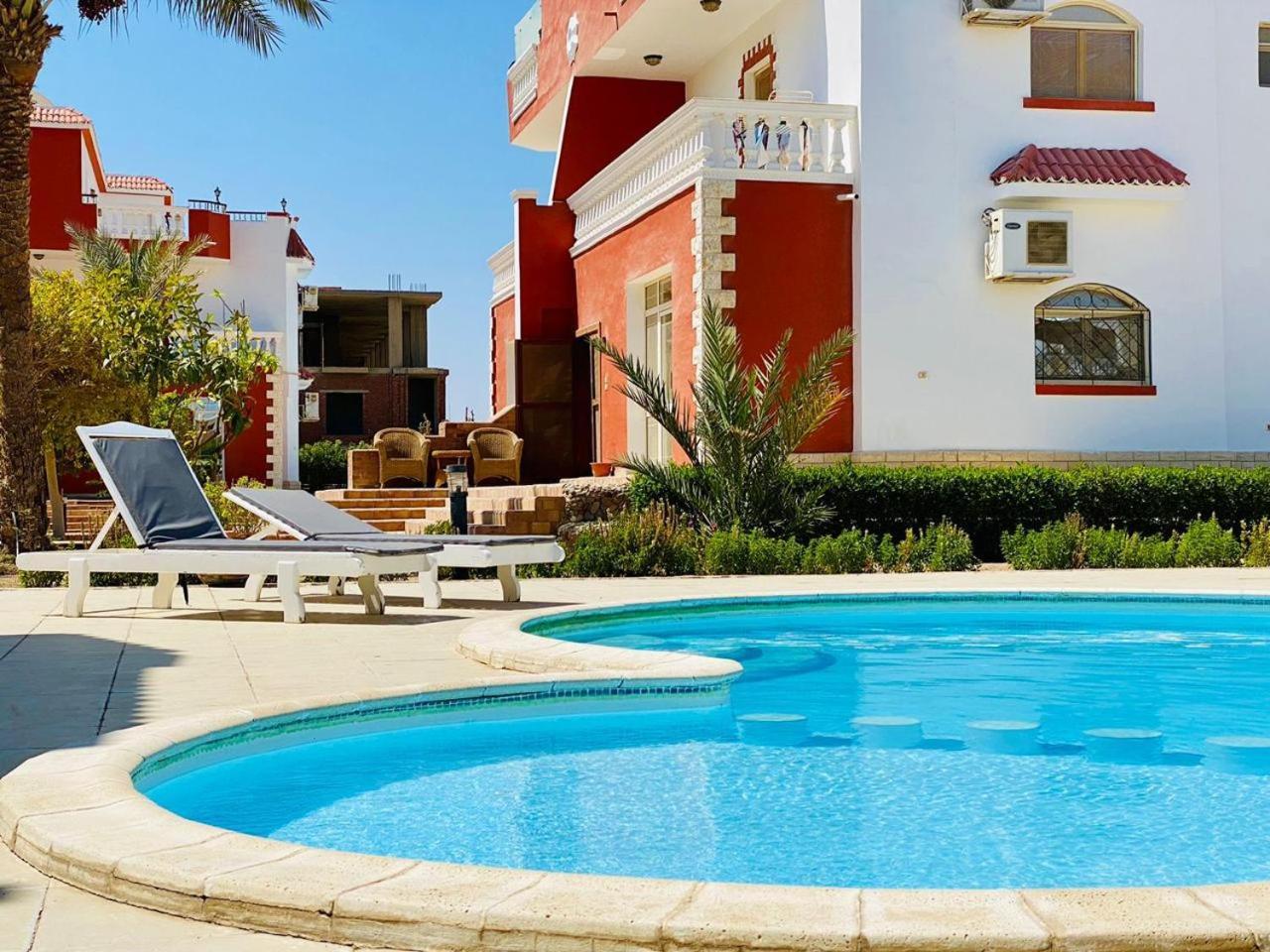 Happiness Majawish, Close To The Center Hurghada