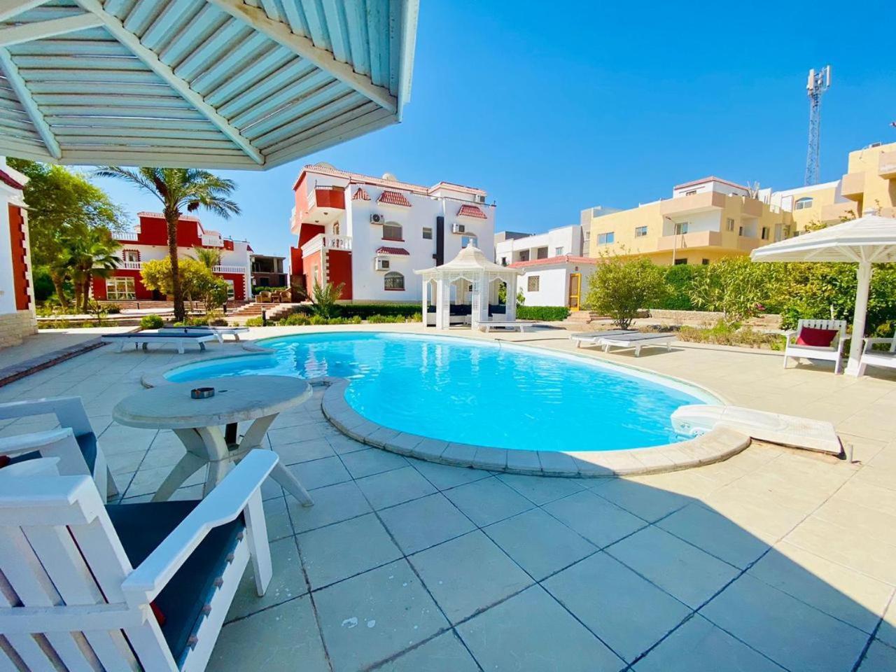 Happiness Majawish, Close To The Center Vila